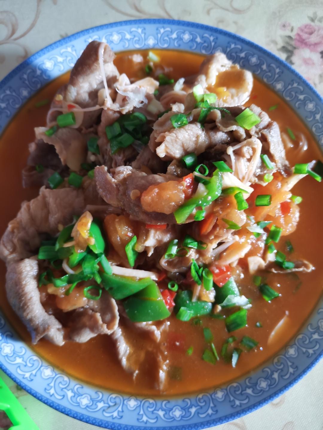 酸汤金针菇肥牛卷