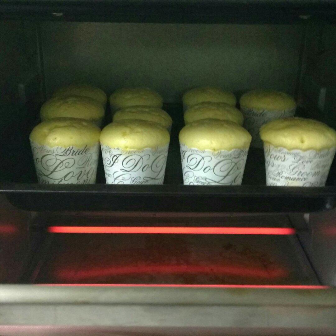 戚风杯子蛋糕^_^不开裂不回缩喔～