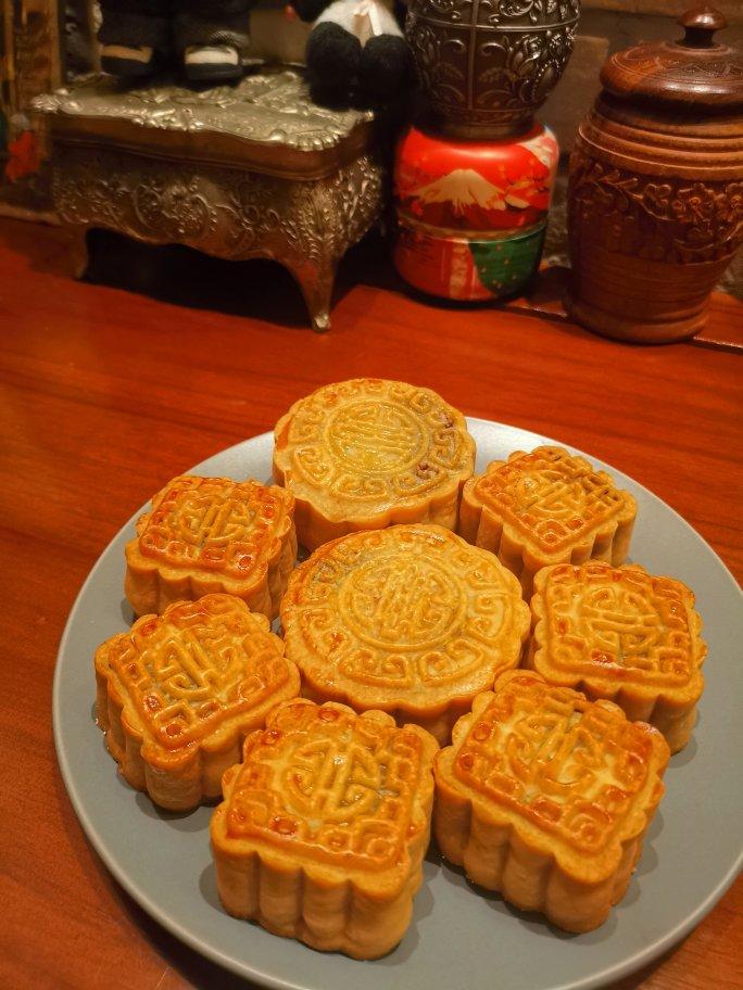 广式月饼—蛋黄莲蓉月饼