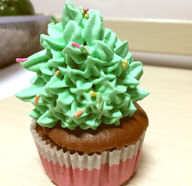 圣诞草莓心圣诞树杯子蛋糕