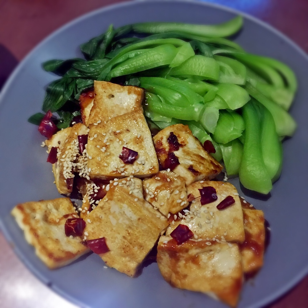 浇汁煎烧豆腐配小油菜