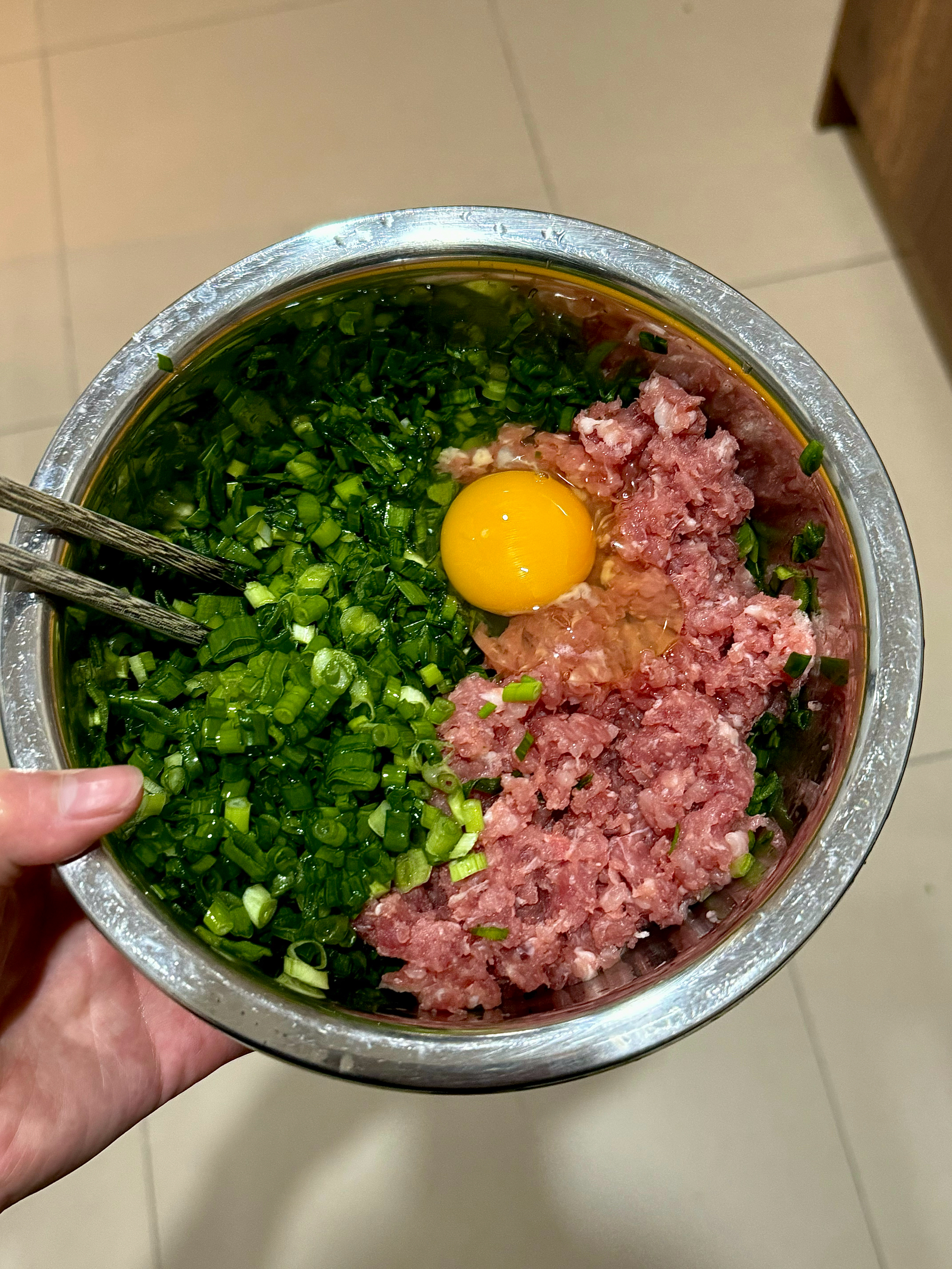 韭菜猪肉锅贴的做法 步骤1