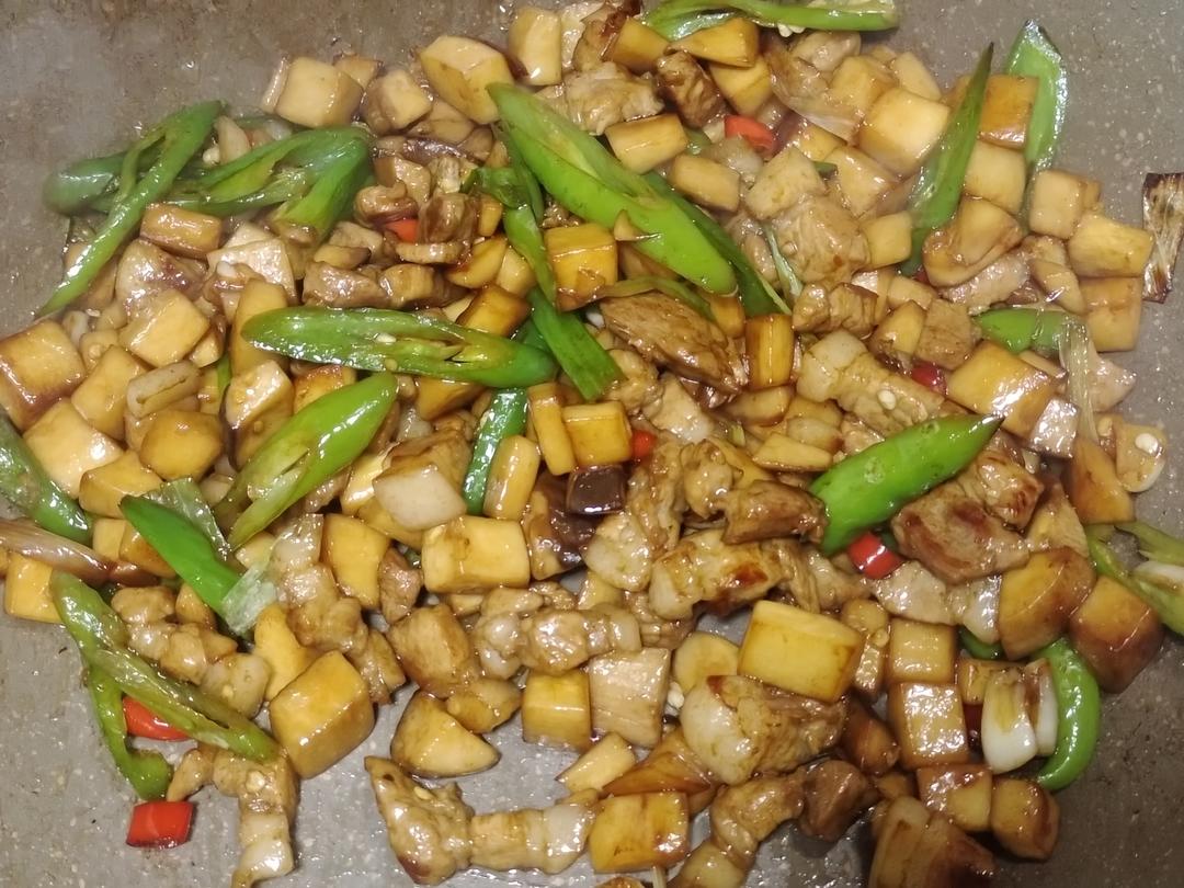 厨师长教你：“杏鲍菇炒五花肉”的家常做法，做法简单，美味下饭