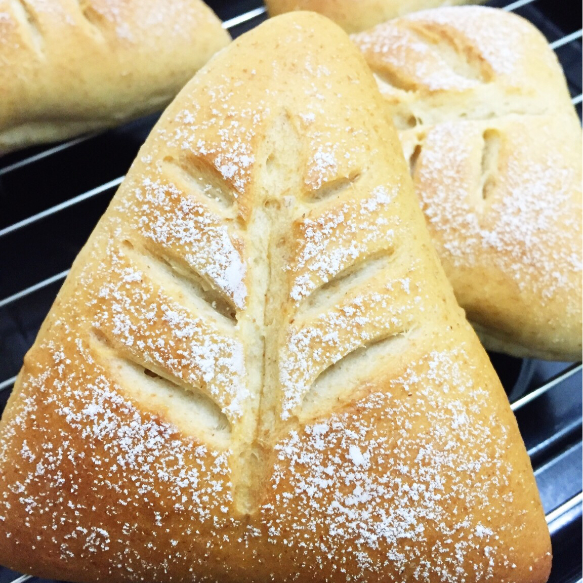 时了台湾额上海宁做的叶形香芋面包