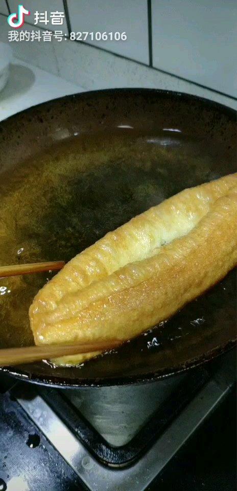 蓬松多孔炸油条的详细做法（普通面粉版） 配方很重要&和面手法也有讲究