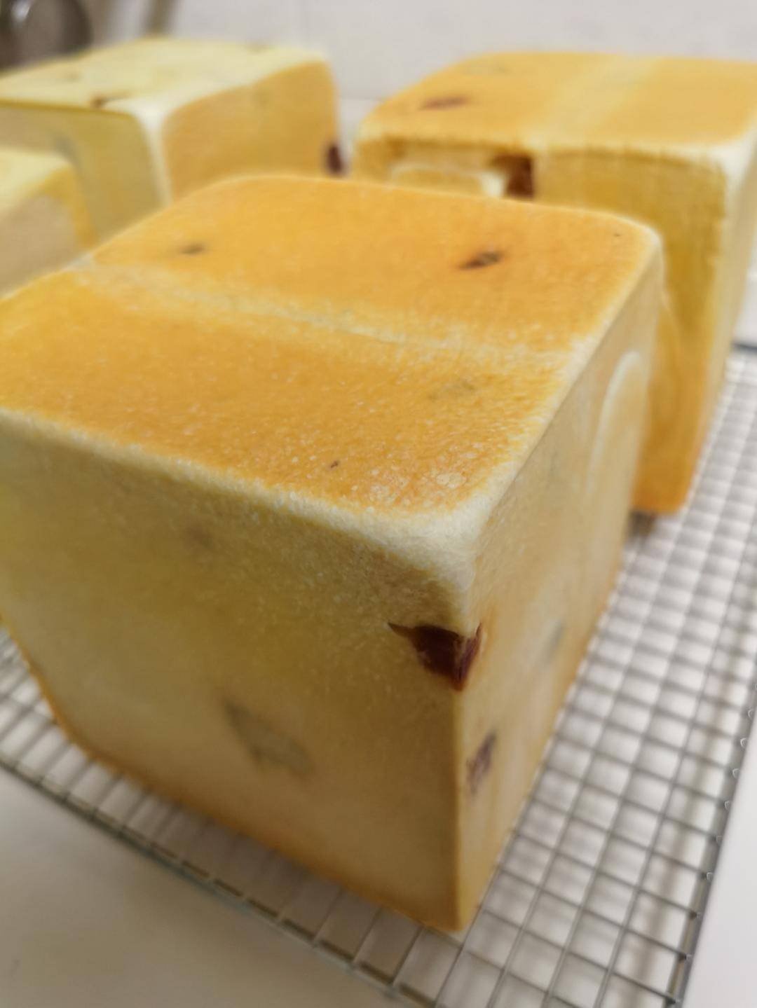 我最近每天做一个的葡萄干吐司，真的超松软好吃！