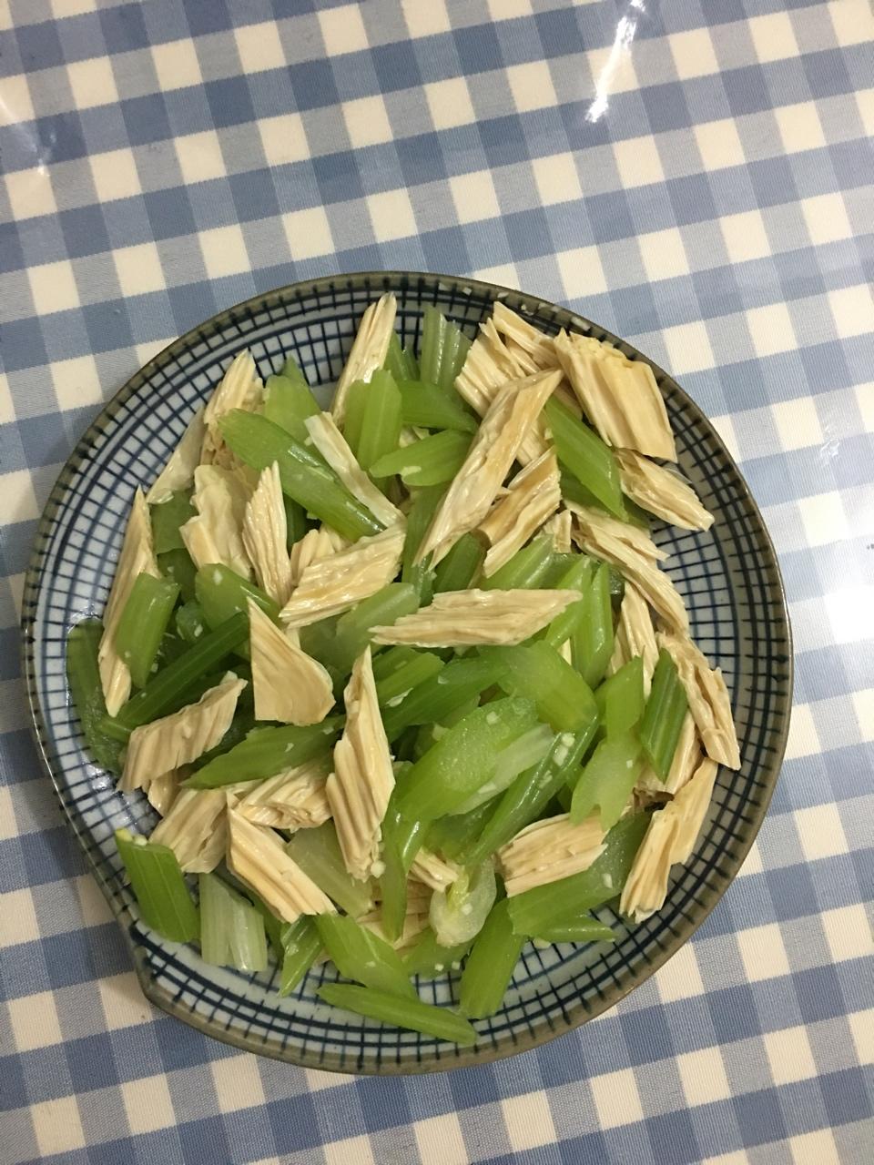 芹菜拌腐竹