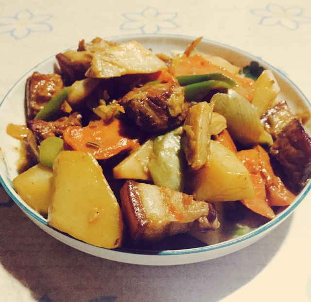 土豆胡萝卜红烧肉