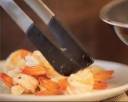 “爸气十足”私房菜：蒜香柠檬虾－视频【没牌子】的做法 步骤10