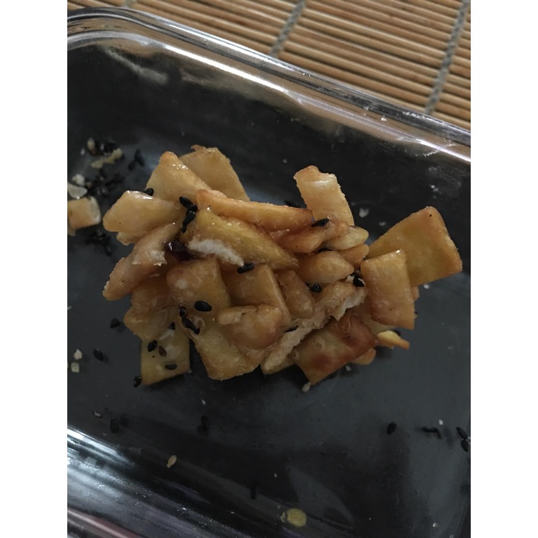 用饺子皮做“萨其马”