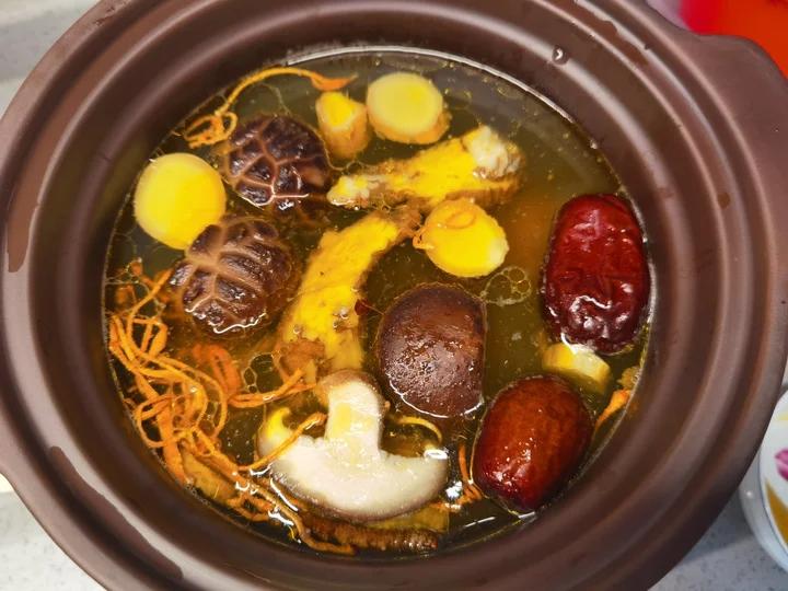 花菇虫草炖鸡汤