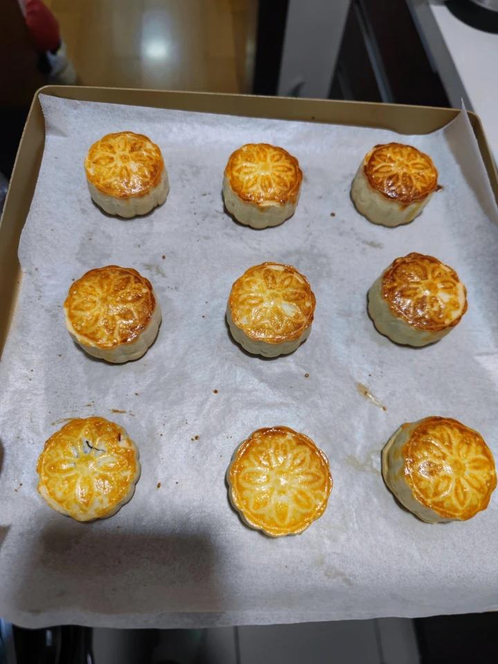 中秋的第一炉奶酥皮月饼