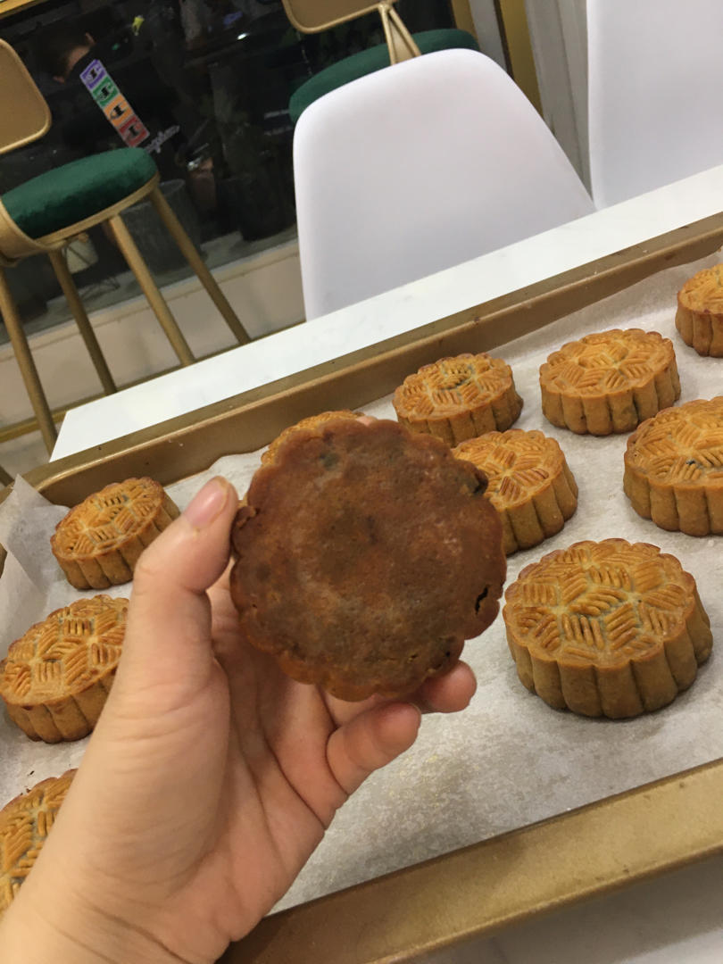 广式月饼—蛋黄芝麻月饼