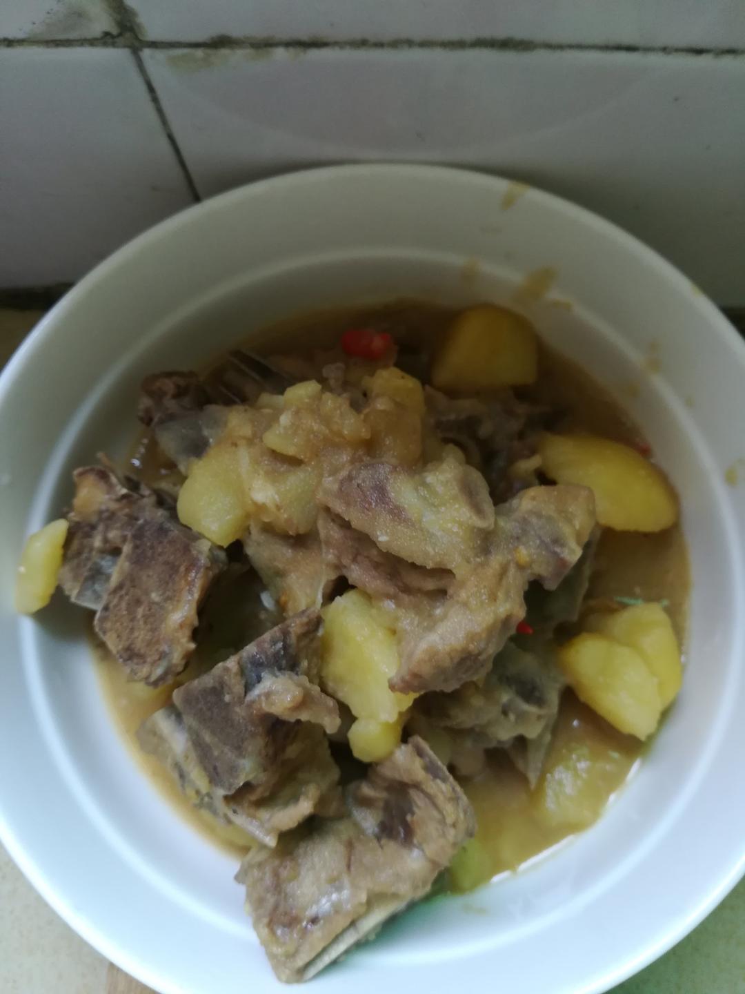 土豆焖脊骨