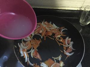 早午晚餐都可以吃的番茄鸡蛋火腿洋葱胡萝卜炒通心粉的做法 步骤5