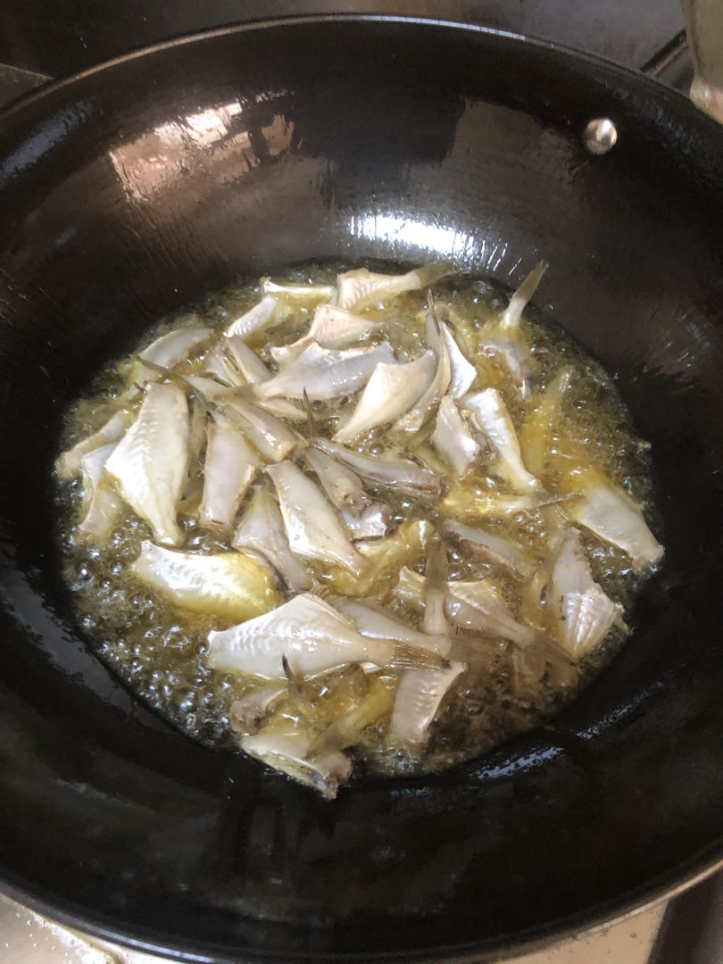 回锅红油剥皮鱼，也叫耗儿鱼