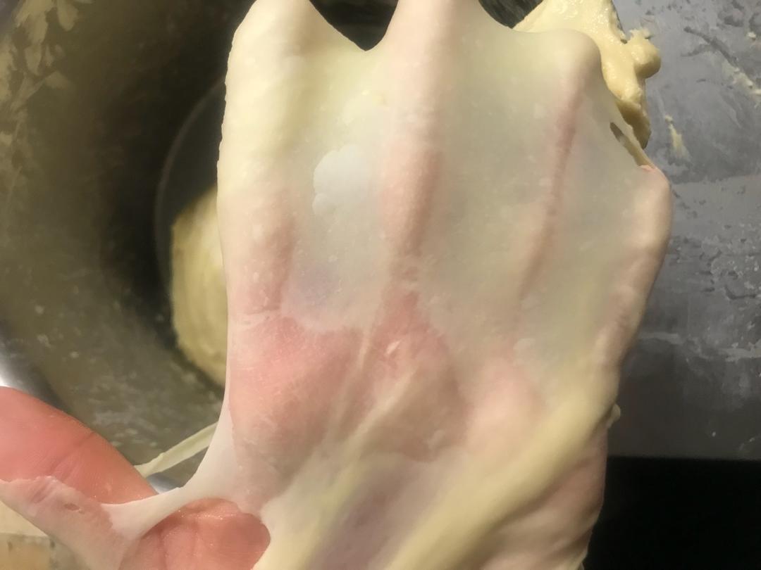 不用揉也可以出膜，神一样方子。
  火腿面包，超软