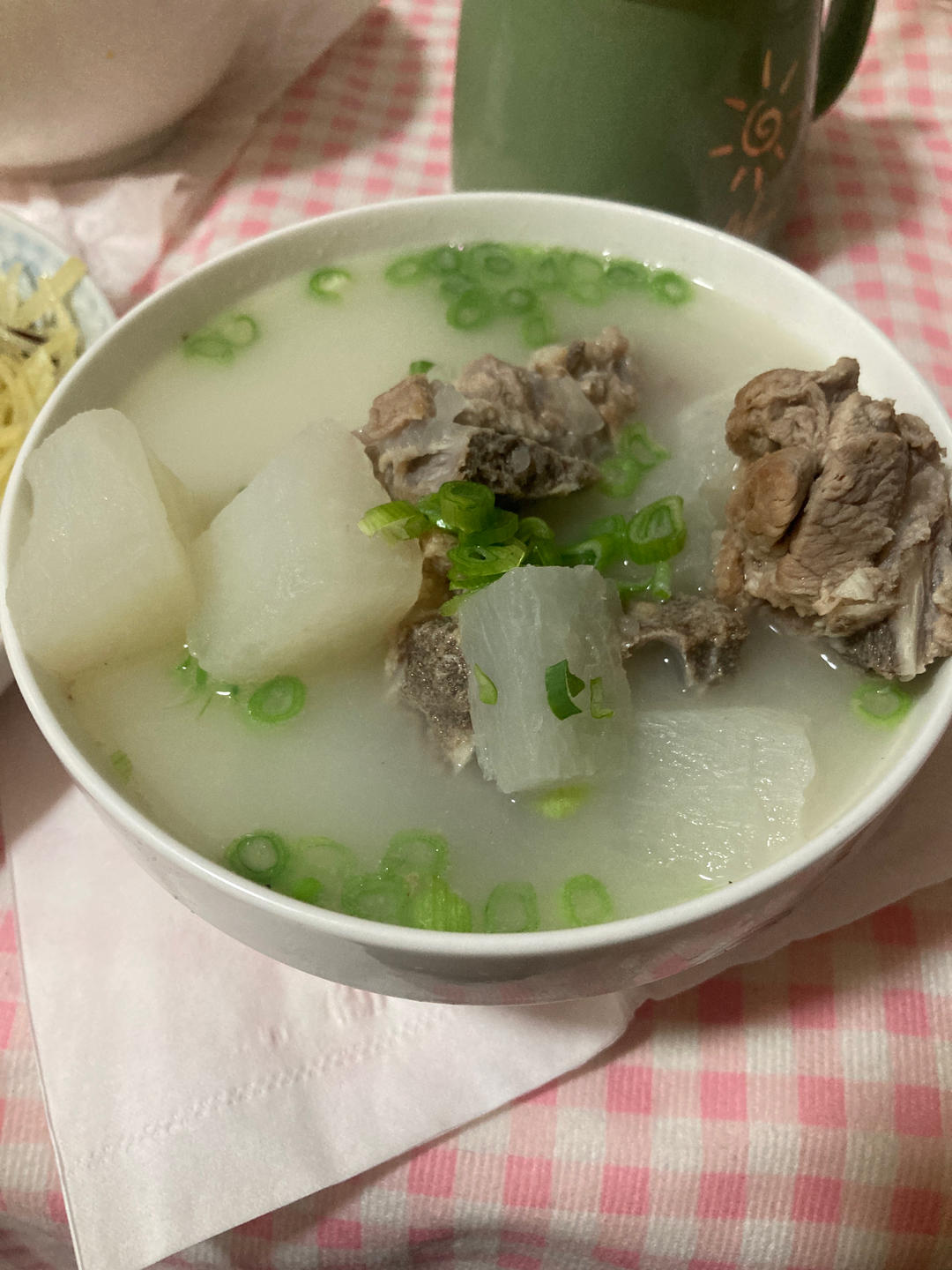 教你炖出来奶白色的排骨汤，香甜可口