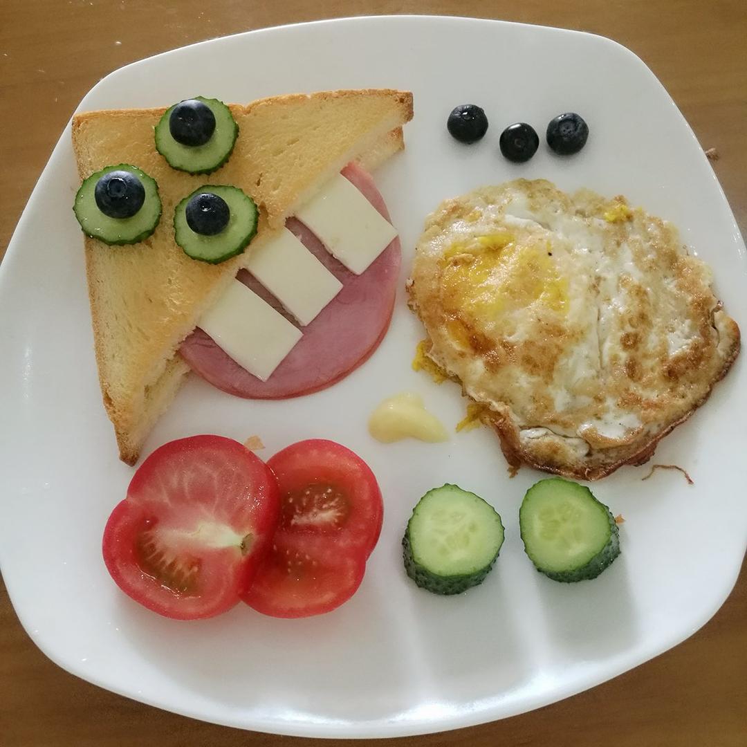 会吐舌头的大牙怪三明治