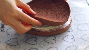 盐味摩卡奶油蛋糕/喜欢海盐摩卡的, 不妨一试。/「海绵及其衍生」烘焙视频蛋糕篇5的做法 步骤7
