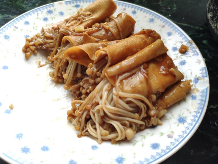 千张金针菇卷