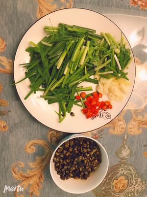 韭菜炒螺丝肉的做法 步骤1