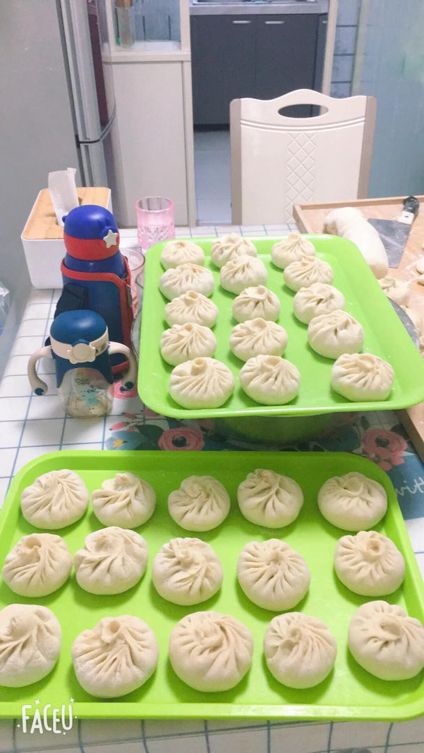 松软多汁肉包子