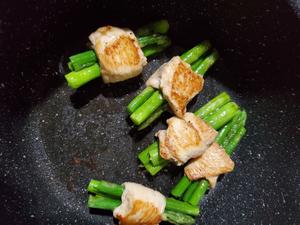 低卡低脂高蛋白，制作简单超鲜嫩的鸡胸肉芦笋卷的做法 步骤5