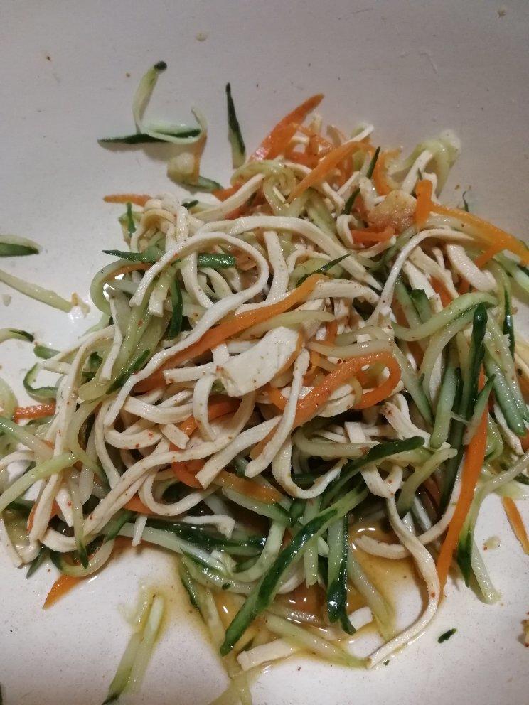超快手的凉拌千张黄瓜胡萝卜丝