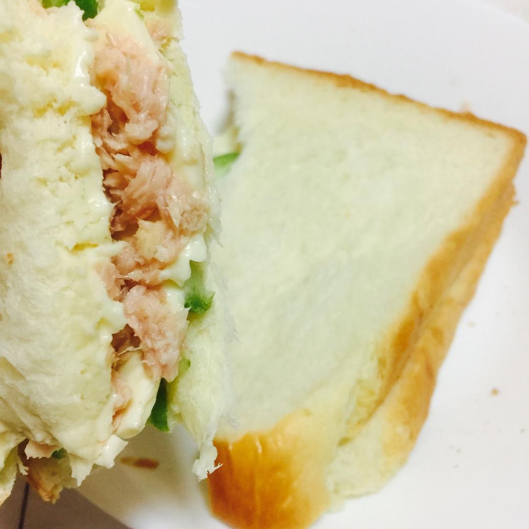 黄瓜金枪鱼三明治