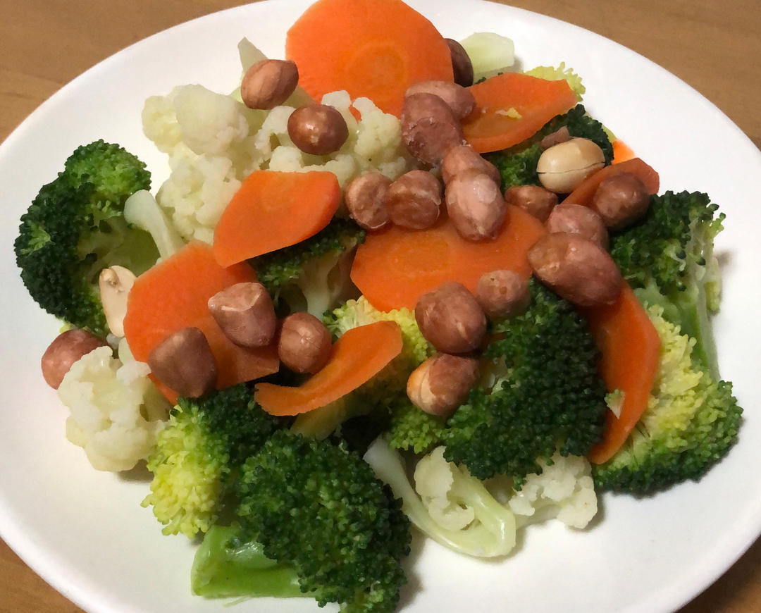 清爽的凉拌芹菜花生米