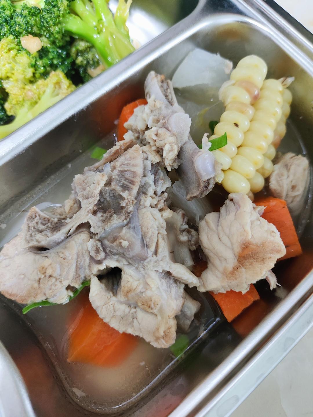 春季健胃养生玉米排骨汤