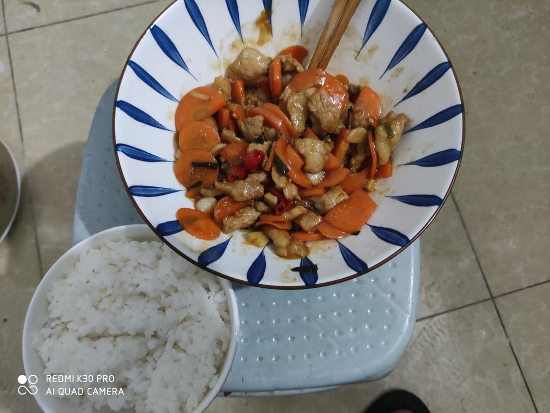 超好吃的胡萝卜片炒肉