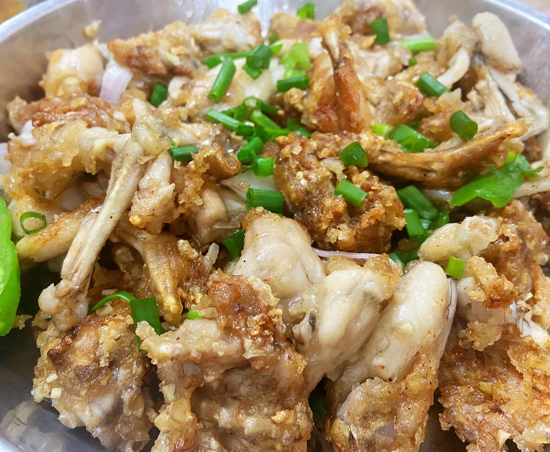 外脆里嫩又多汁的蒜香椒盐牛蛙