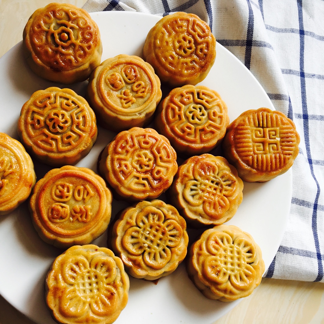 广式蛋黄莲蓉月饼