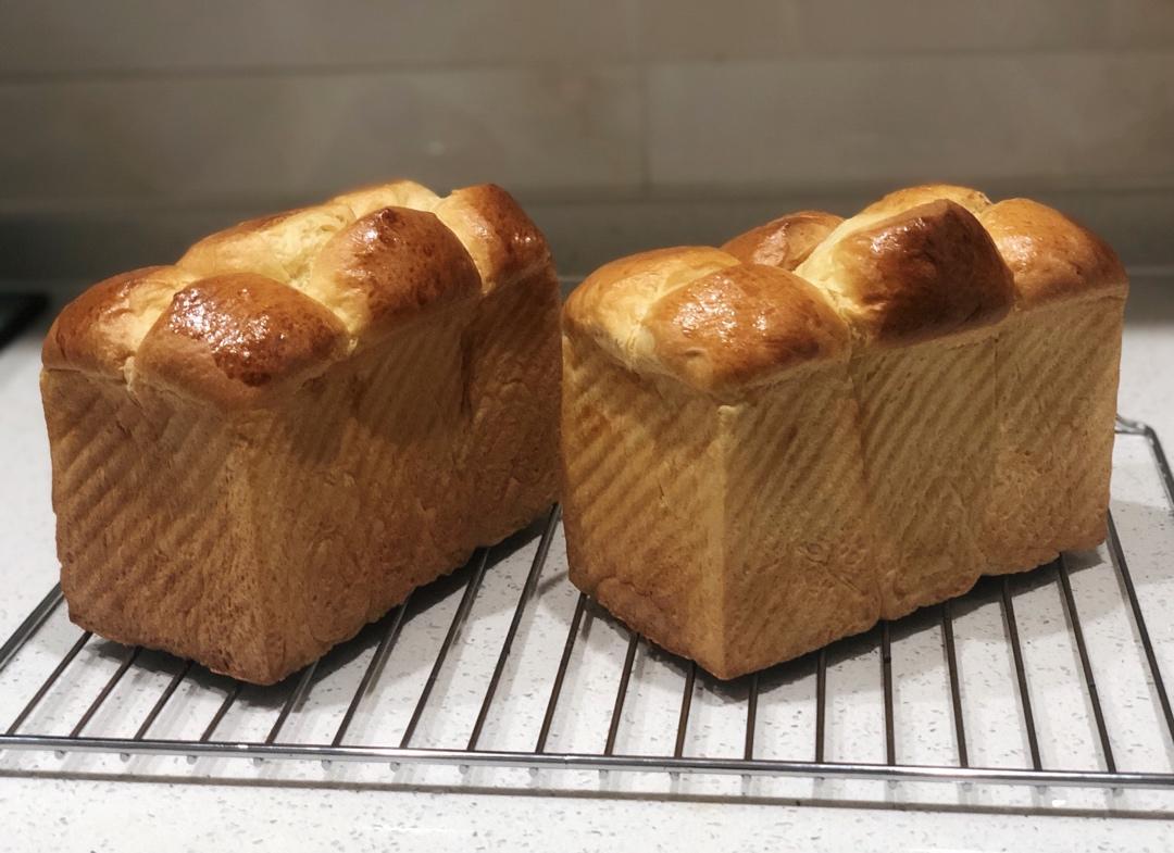 超级浓郁柔软的布里欧修吐司