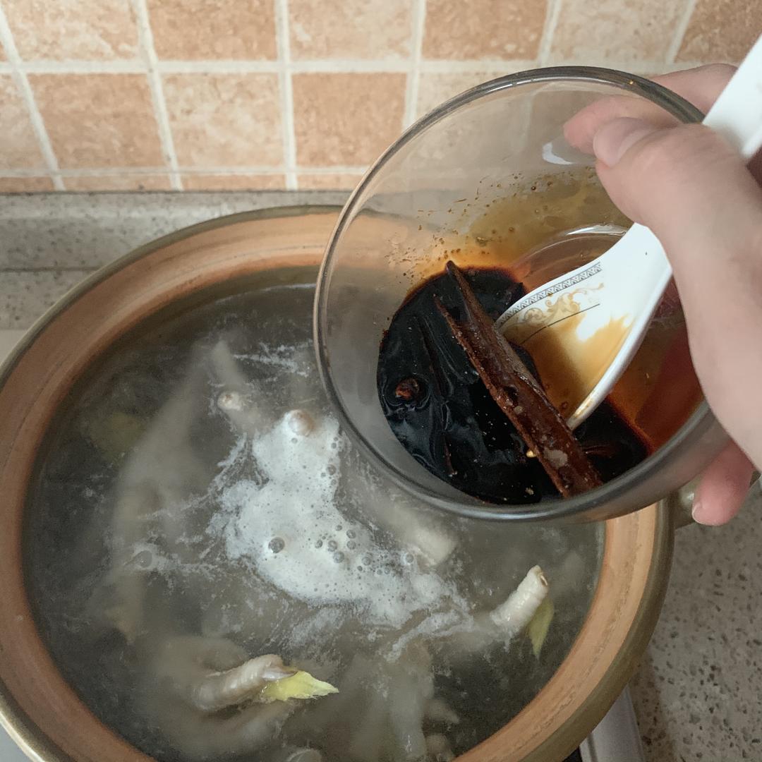 孕期食谱：鸡脚焖猪蹄筋的做法 步骤12