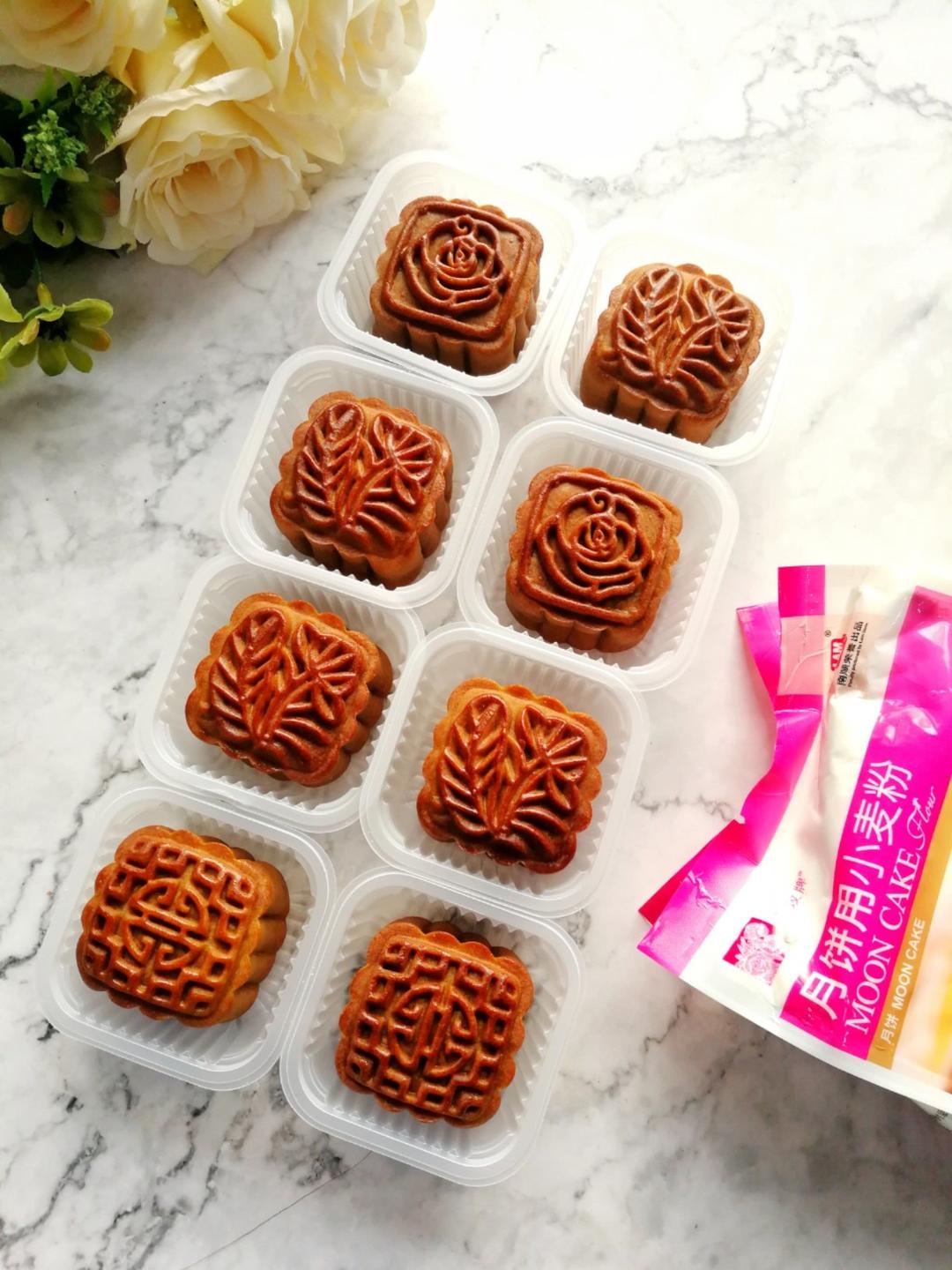 黑糖肉松蛋黄莲蓉月饼