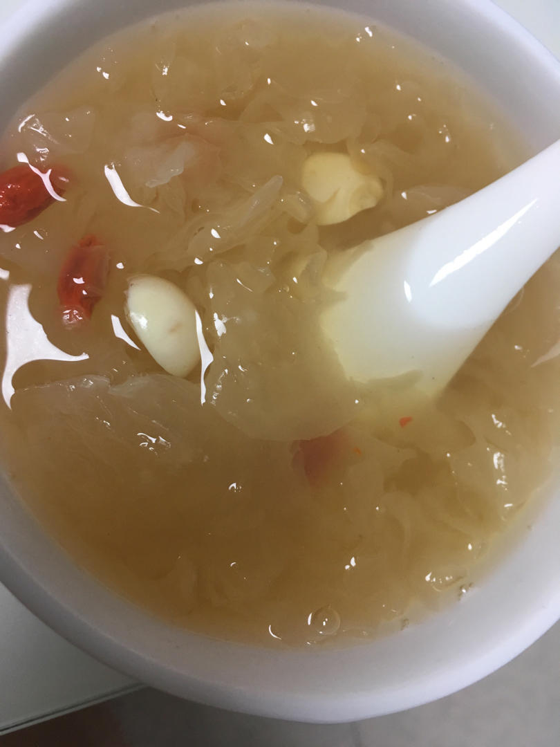 不吃萝卜的懒兔做的冰糖银耳莲子羹内附电饭煲做法