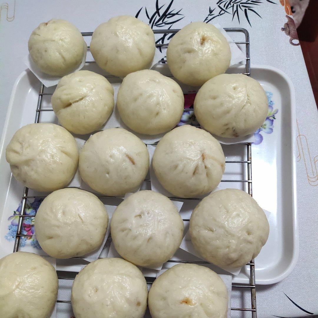 松软多汁的肉包子