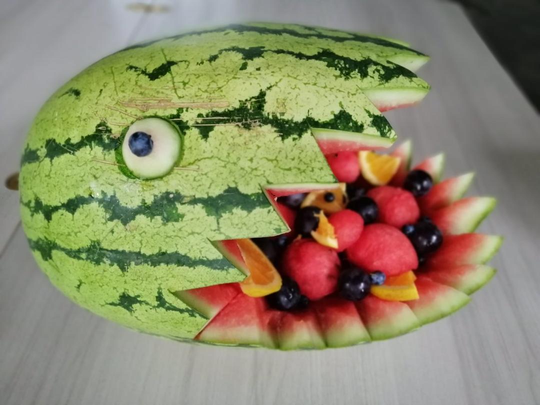 超级酷炫的鲨鱼西瓜雕