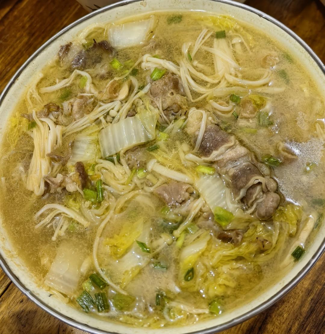酸汤金针菇肥牛卷