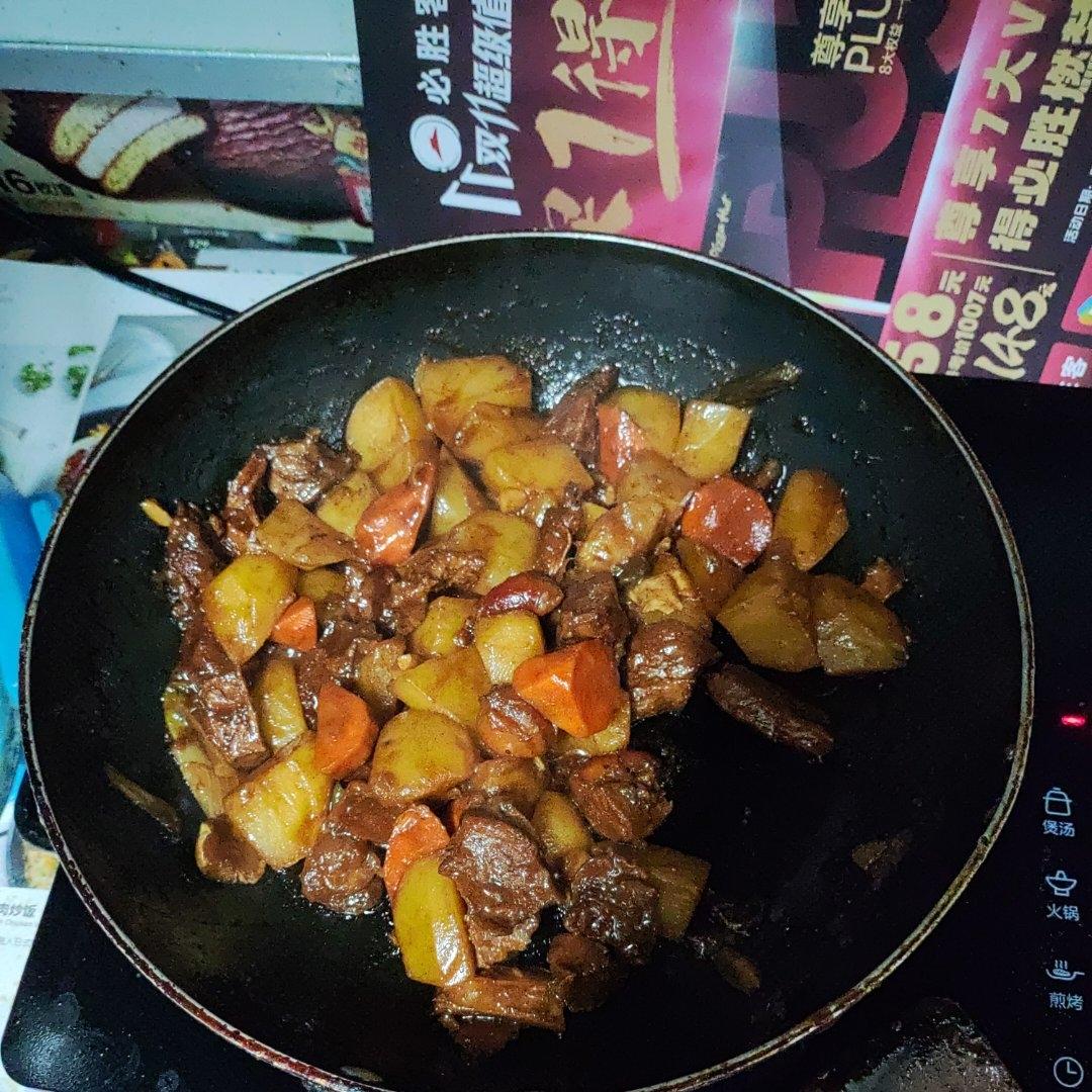 红烧牛腩炖土豆