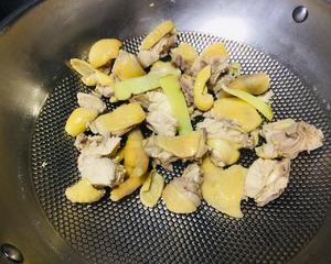 茶树菇川粉炖鸡肉的做法 步骤3