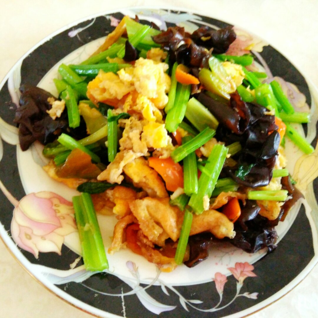 彽蜩渲媣做的芹菜木耳炒鸡蛋