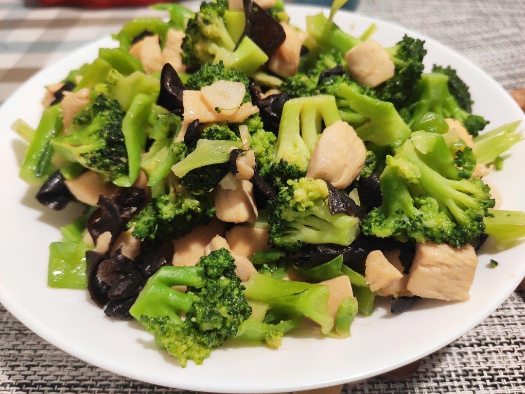 鸡胸肉炒西兰花