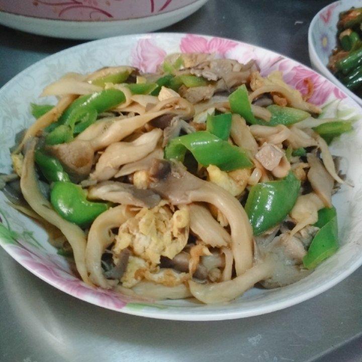 平菇青椒炒鸡蛋 好吃又营养的超快手家常菜