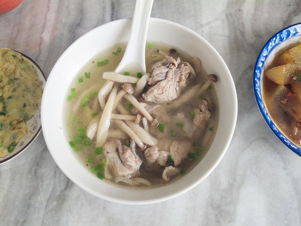 大骨菌菇汤的做法