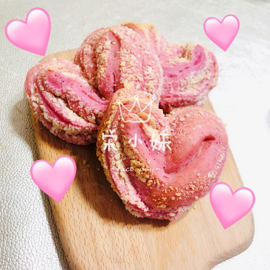 心形火龙果椰蓉面包
