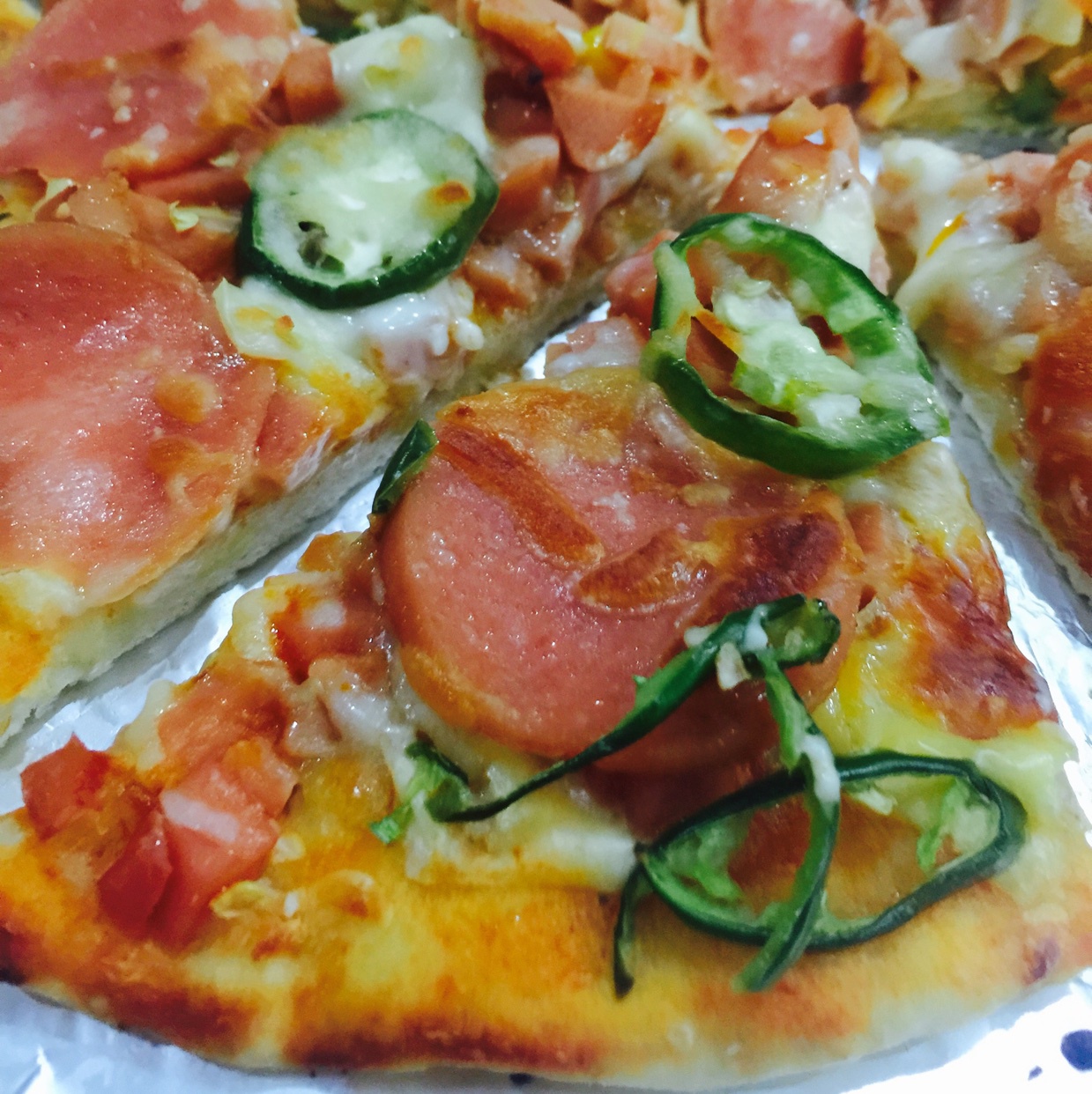 薄饼脆皮火腿pizza